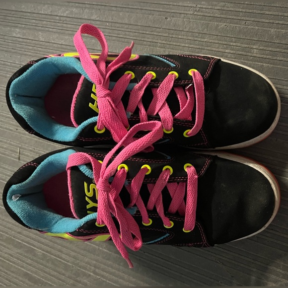 Worn only twice! Youth Black and Pink Heelys Shoes still with original box. - Picture 2 of 7